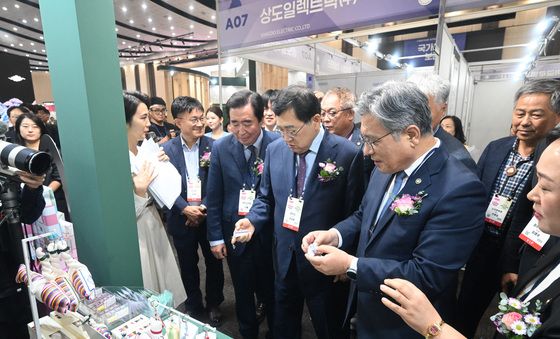 세계국가유산산업전 둘러보는 허민 국가유산청장