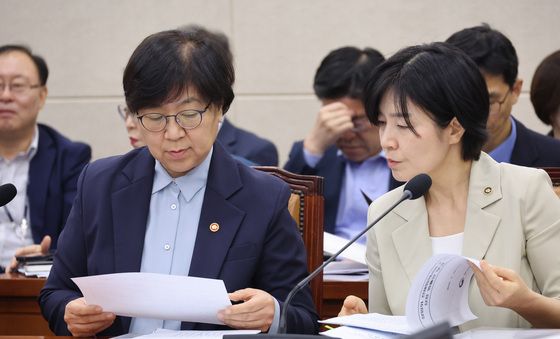 보건복지위 대화하는 정은경 장관
