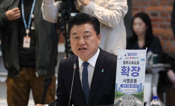 환영사하는 신용한 충북지사