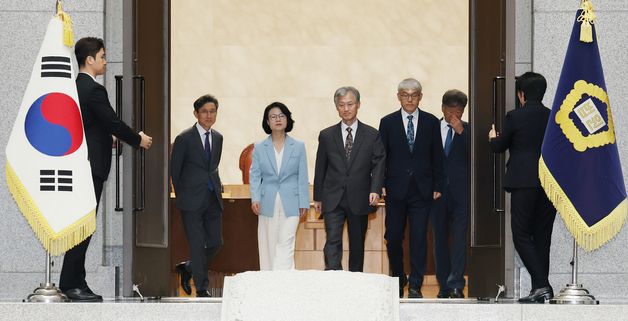법원의 날 기념식 입장하는 조희대 대법원장