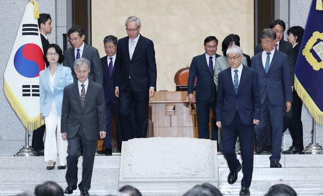 법원의 날 기념식 입장하는 조희대 대법원장