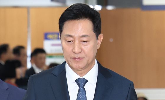 굳은 표정으로 공판 출석하는 오세훈 서울시장