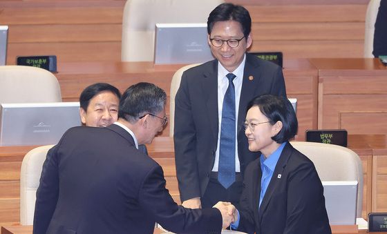 인사하는 한성숙·정성호