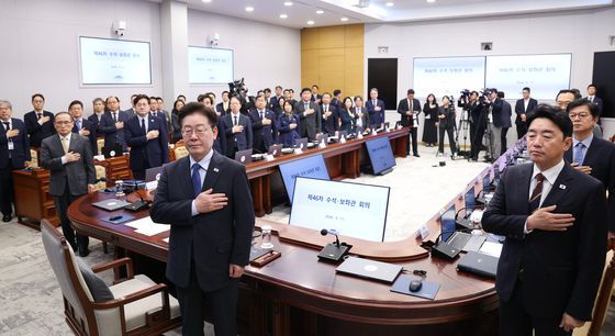 대수보 국민의례하는 이재명 대통령