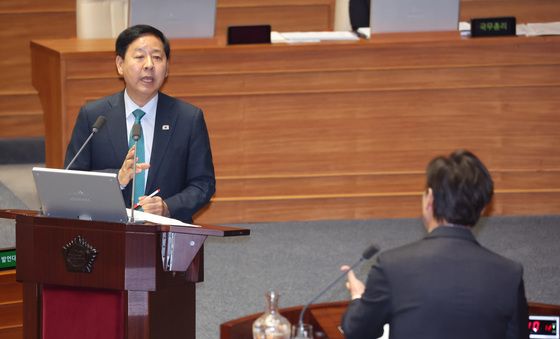 박수민 의원과 언쟁 벌이는 구윤철 부총리