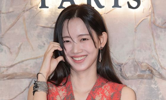 신현빈, 사랑스러운 볼 하트