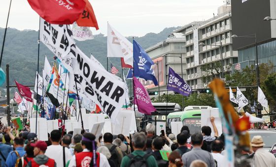 'NO WAR' 미국대사관으로 향하는 호르무즈 파병 반대 행렬