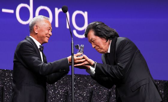 베니스 국제영화제 심사위원상 수상하는 이창동 감독