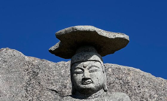 수능 앞두고 갓바위 찾는 학부모