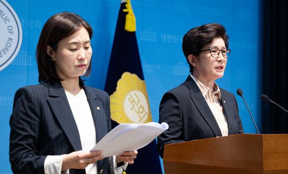 기자회견하는 국민의힘 성평등가족위원들