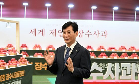 사과 품평회서 인사하는 최훈식 장수군수