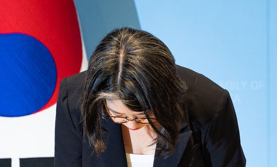 사퇴 기자회견 후 고개 숙인 용혜인 장관 후보자