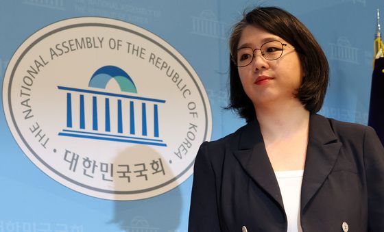 사퇴 발표 마치고 국회 나서는 용혜인 후보자