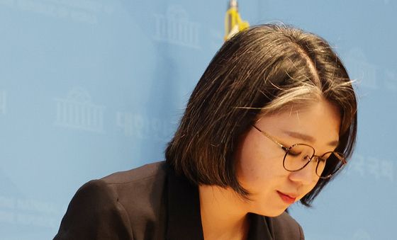 고개숙여 인사하는 용혜인 성평등가족부 장관 후보자