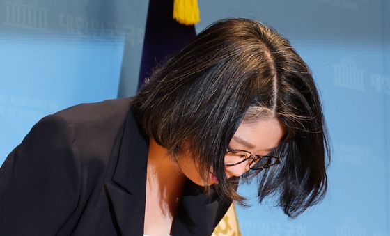 사퇴 발표 후 인사하는 용혜인