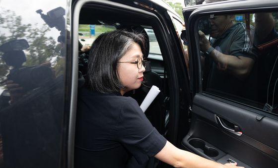 차량 탑승하는 용혜인 장관 후보자