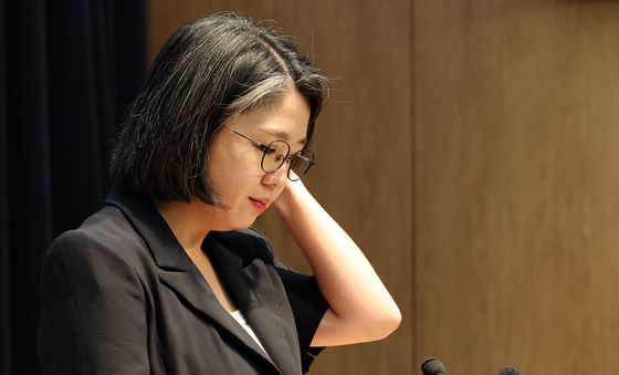 굳은 표정으로 기자회견 시작하는 용혜인