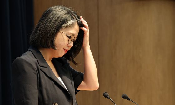 기자회견 시작 전 머리 만지는 용혜인