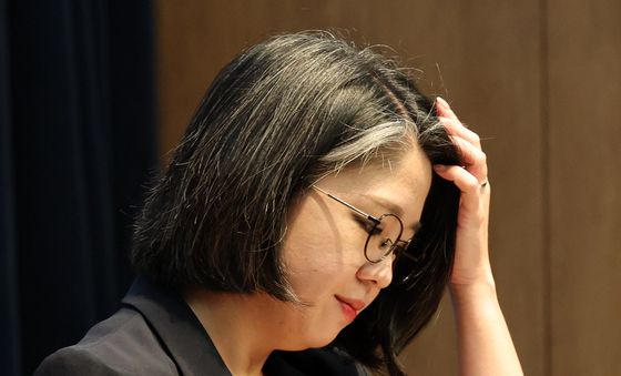 굳은 표정으로 전 머리 만지는 용혜인