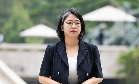 사퇴 기자회견 들어서는 용혜인