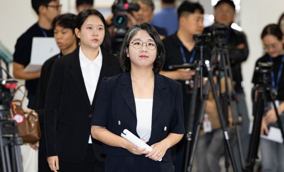 기자회견장 들어서는 용혜인