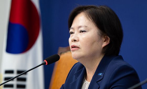 취재진 질문 답하는 정춘생 조국혁신당 사무총장