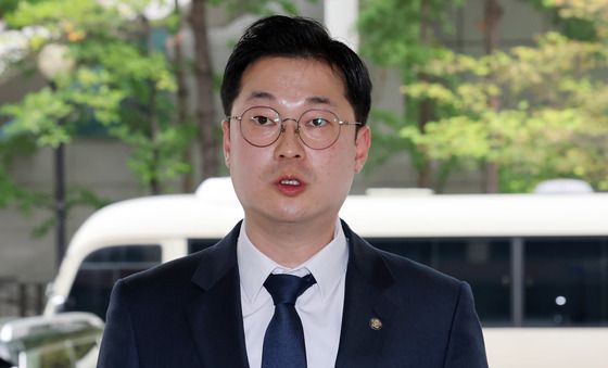 고발인 조사 출석하며 발언하는 김동아 의원