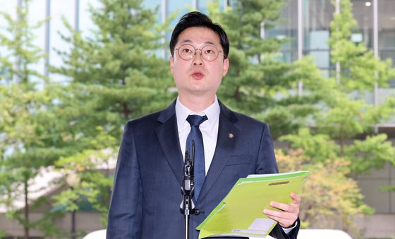 김동아 의원, 한동훈 수사자료 유출 의혹 경찰 고발인 조사 출석