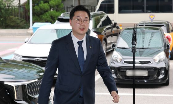 영등포경찰서 고발인 조사 출석하는 김동아 의원