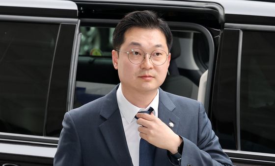 경찰 고발인 조사 출석하는 김동아 의원