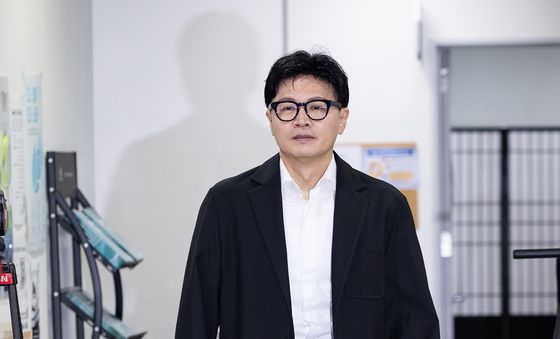 기자회견장 들어서는 한동훈 의원