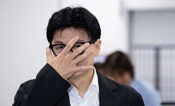 안경 고쳐 쓰는 한동훈