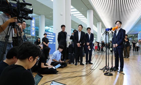 취재진 질문에 답하는 김정관 산업장관