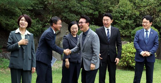 인사나누는 김민석 대표