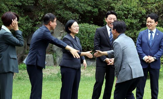 인사나누는 한성숙 총리와 김민석 대표