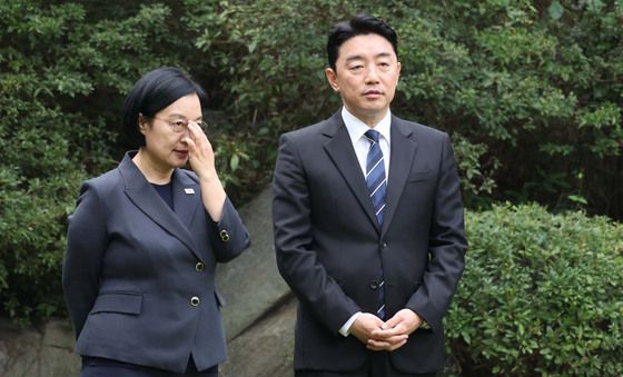 대화하는 한성숙 총리와 강훈식 비서실장