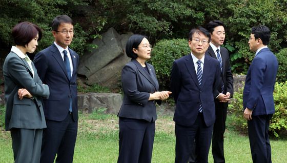 고위당정협의회에 앞서 대화하는 참석자들