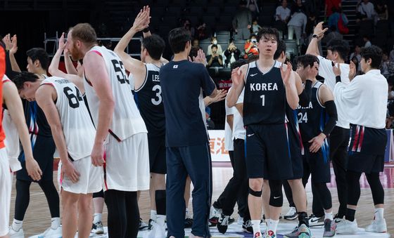 한일전 승리거둔 한국 남자농구
