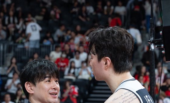 이현중 격려하는 나가사키 GM