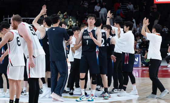 한일전 승리 거둔 남자농구