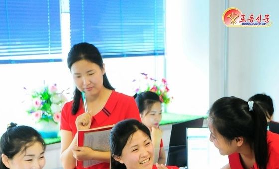 北 강동군옷공장 여성 종업원들…"서로의 지혜 합쳐"