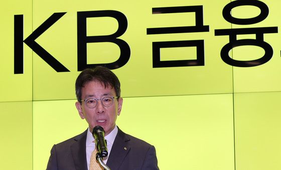 취재진 만난 이재근 KB금융 차기 회장 후보자