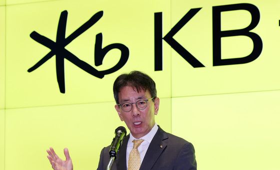 출근길 소감 밝히는 이재근