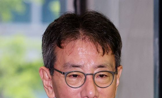 KB금융 차기 회장 후보 내정 후 첫 출근하는 이재근