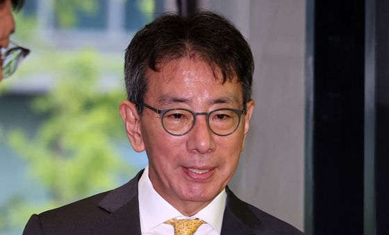 차기 KB금융 회장 후보 내정 후 첫 출근하는 이재근