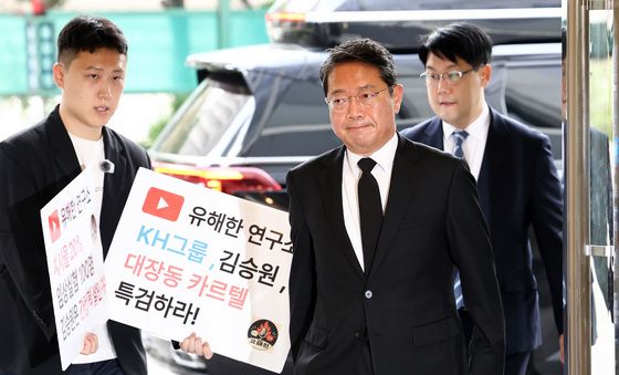 유튜버 항의 받으며 출근하는 김승원 법무부 장관 후보