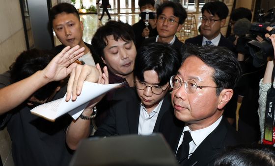 항의 서한 받는 김승원 후보