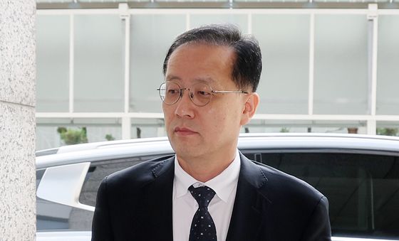 출근하는 이형일 부총리 겸 재정경제부장관 후보자