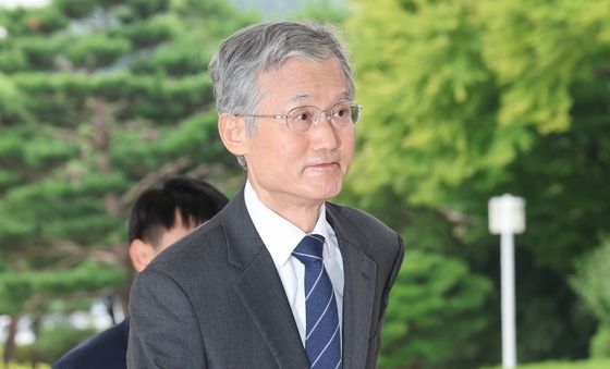 출근하는 조희대 대법원장