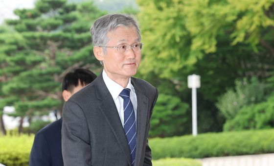 출근길 나서는 조희대 대법원장